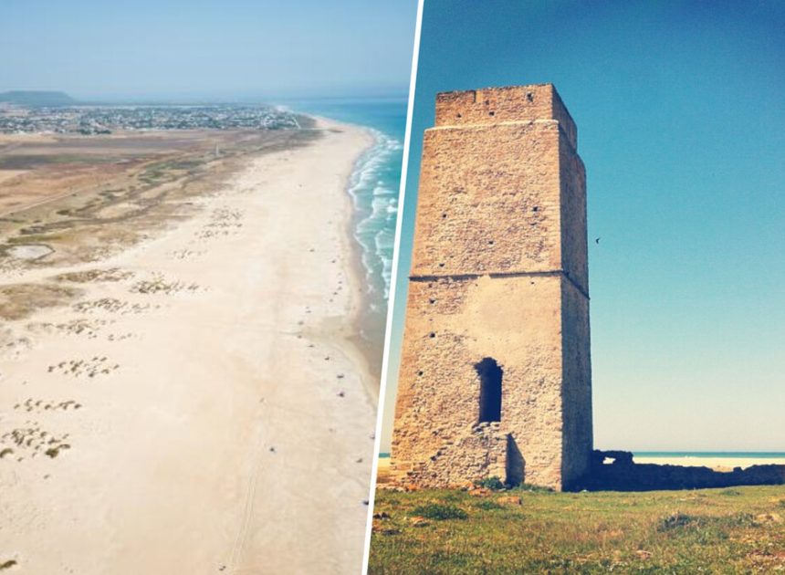La costa de Cádiz está abarrotada en verano. Salvo una inexplicable playa que ha logrado huir del turismo masivo